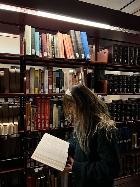 College Aesthetic Library, Studying Dark Academia Aesthetic, Working In Library Aesthetic, Philosophy Study Aesthetic, Studying College Aesthetic, Dark Academia Studying Aesthetic, Gothic Study Aesthetic, College Life Vision Board, Epistolary Aesthetic