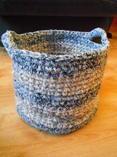 Jaydee's Ramblings: Crochet a Basket from Sheets! Fabric Crochet Ideas, Upcycling, Crochet A Basket, Crochet Patterns Ideas, Crochet Rag Rug, Yarn Basket, Crochet Basket Pattern Free, Old Sheets, Crochet Storage