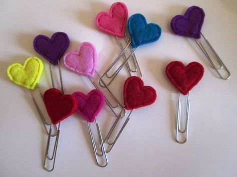 Pompon Tulle, Heart Paper Clip, Felt Bookmarks, Paperclip Crafts, Marker Crafts, Felt Bookmark, Heart Bookmark, Heart Paper, Bookmark Craft