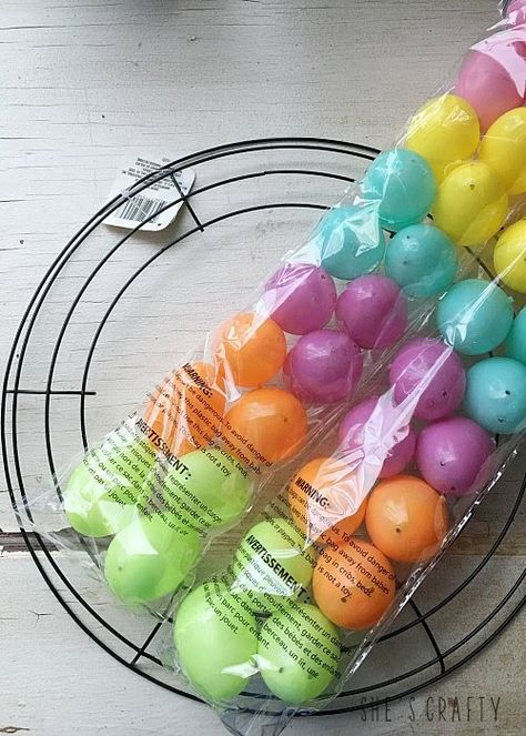 Pastel Easter Egg Wreath DIY - use plastic easter eggs to make a wreath Pastel, Plastic Easter Egg Crafts, Easter Wreath Craft, Easter Egg Wreath Diy, Easter Decoration Ideas, Diy Easter Decor, Easter Egg Garland, Easter Decor Ideas, Vintage Mailbox