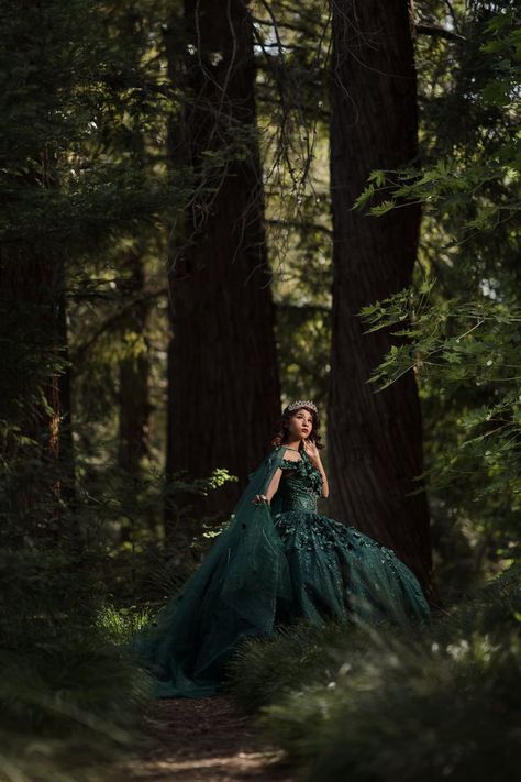 Dreamy and stunning quinceanera pre-event session at UC Davis Arboretum, dressed in emerald green dress and cape in the woods captured by wedding and portrait photographer based in Sacramento CA Enchanted Forest Theme Quinceanera Pictures, Emerald Quinceanera Dress, Enchanted Forest Theme Quinceanera, Emerald Green Quinceanera Theme, Quince Picture Ideas, Baby Blue Quinceanera, Quince Photoshoot Ideas, Enchanted Forest Quinceanera, Green Quinceanera Theme