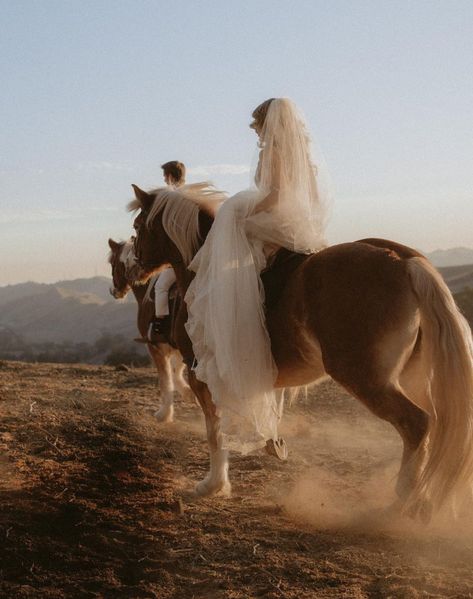 western wedding Western Inspired Wedding Dress, Horseback Riding Wedding, Horseback Wedding Photos, Outdoor Western Wedding Ideas, Ranch Wedding Aesthetic, Western Wedding Portraits, Cowboy Wedding Aesthetic, Romantic Western Wedding, Ranch Wedding Photography