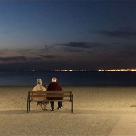 Old Couple In Love, Old People Love, Cute Old Couples, Scenery Photo, Grow Old Together, Old Couple, Growing Old Together, Grow Old, Old Couples