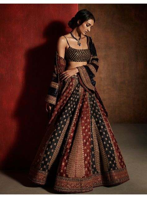 ethnic lehanga bridal party wear Pengantin India, Nikkah Dress, Indian Outfits Lehenga, Wedding Lehenga Designs, Indian Bride Outfits, Ritu Kumar, Lehnga Designs, Global Dress, Traditional Indian Dress