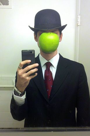 Rene Magritte’s “Son of Man” | 17 Brilliant Art History-Inspired Halloween Costumes Deguisement Derniere Minute, Unusual Halloween Costumes, Free Halloween Costumes, Halloween Costumes You Can Make, Most Creative Halloween Costumes, Halloween Costumes To Make, Son Of Man, Clever Halloween Costumes, René Magritte