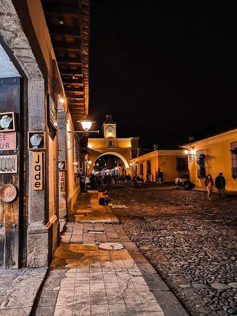 Cálida noche en la calle del Arco en la Antigua Guatemala. Antigua Guatemala, Instagram, Architecture, Travel, Guatemala Travel, Guatemala, Around The Worlds, In This Moment, Road