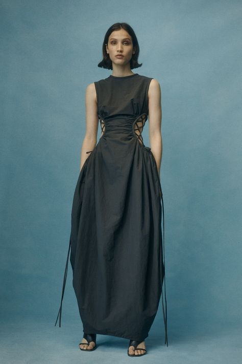 Clean Silhouette Outfits, Black Cotton Dress Outfit, Add Length To Dress, Black Maxi Dress Outfit Ideas, Dresses From The Back, Silk Dress Casual, Baloon Dress, Silhouettes Fashion, Silk Dress Outfit