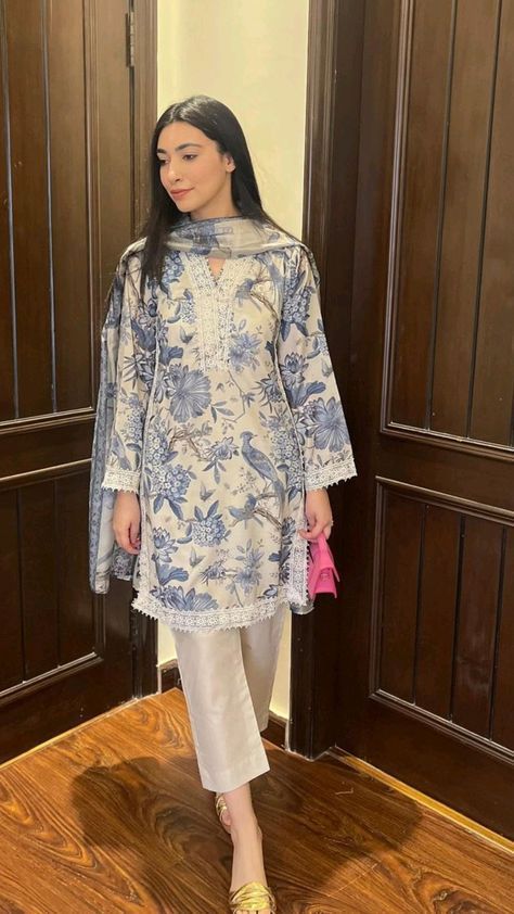 Indian Pakistani Suits, Knee Length Kurti Designs, Simple Pakistani Suits Casual, Pakistani Cotton Suits Summer, Simple Suits Indian, Pakistani Suit Designs, Pakistani Cotton Suits, Simple Indian Suits, Simple Dress Casual