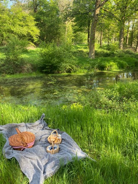 cottagecore picnic summer day pond Nature, Bonito, Picnic Cottagecore Aesthetic, Cottagecore Day In The Life, Cottagecore Date Ideas, Picnic Asthetic Picture, Picnic Summer Aesthetic, Cottagecore Picnic Photoshoot, Hobbit Photoshoot