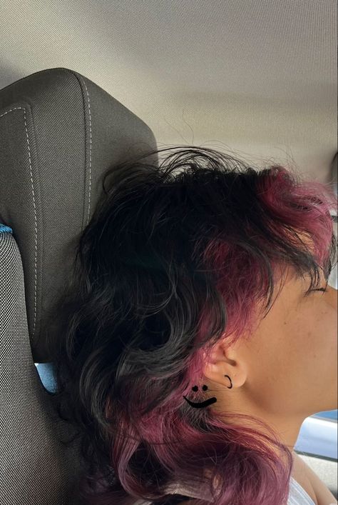 Black And Purple Wolfcut, Purple Underside Hair, Dyeing Short Hair, Hair Dye Ideas For Mullets, Short Wavy Dyed Hair, Dyed Tips Mullet, Pink And Black Split Dye Short Hair, Short Purple And Black Hair, Mullet With Dyed Tips