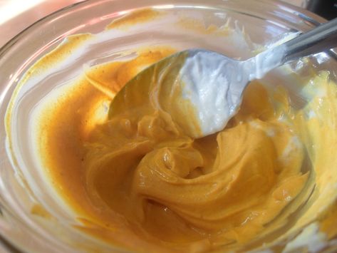 Tumeric greek yogurt face mask. Reduce redness and inflammation Greek Yogurt Face Mask, Tumeric Masks, Hormonal Acne Diet, Glowing Skin Diet, Glowing Skin Face Mask, Yogurt Face Mask, Skin Tightening Mask, Blackhead Mask, Tumeric Face Mask