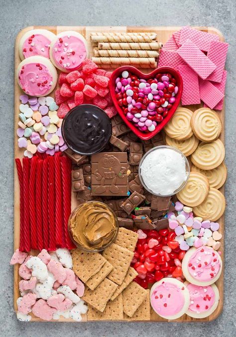 Love Theme Decoration Ideas, Galentines Day Ideas, Jul Mad, Valentinstag Party, Food Boards, Decorações Com Comidas, Valentines Day Wedding, Galentines Party, Charcuterie Inspiration