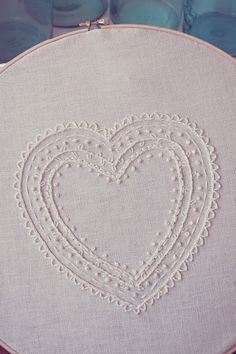 White on white embroidery - Embroidered Heart tutorial Crewel Embroidery, Candlewicking Embroidery, Diy Broderie, Embroidery Hearts, 자수 디자인, White On White, Embroidered Heart, Embroidery Hoop Art, Design Guide