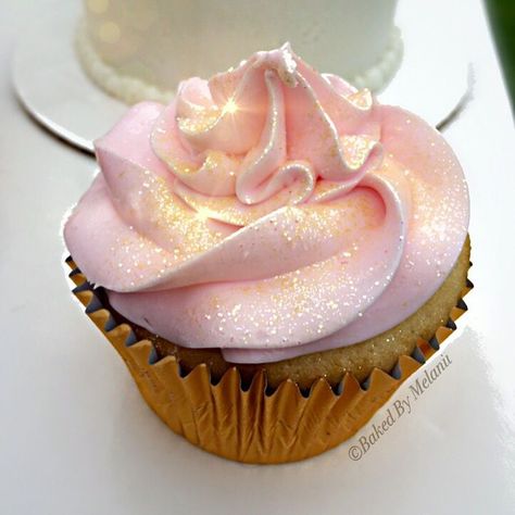 Pink and gold glitter cupcake So pretty Edible glitter cupcake https://www.facebook.com/BakedByMelanii Dessert Bord, 16 Cupcakes, Followers Pinterest, Cupcake Pink, Cake Sprinkles, Cake Mini, Glitter Cupcakes, Oktoberfest Party, 1000 Followers