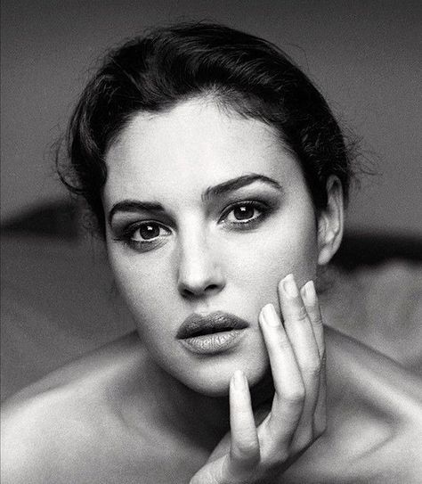 Monica Bellucci, Monica Belluci, Girl Gang Aesthetic, Black And White Face, Paintings Famous, Portrait Photography Women, Italian Actress, Pretty Females, Face Photography