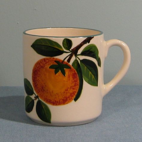 Wemyss Ware pottery Orange design Mug by Griselda Hill Pottery Ltd. Pottery Painting Mug Flowers, Vintage Pottery Painting, Pottery Painting Oranges, Glazed Pottery Ideas, Aesthetic Mug Painting, Ceramics Ideas Pottery Painting, Ceramics Mug Ideas, Pottery Designs Ideas, Ceramic Art Mug