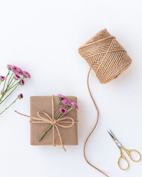 Unique Gift Bag Ideas, Gift Wrapping With Flowers, Home Made Gifts, Natural Gift Wrapping, Cute Gift Wrapping Ideas, Eco Gift Wrapping, Sustainable Gift Wrap, Christmas Ideas For Boyfriend, Eco Friendly Gift Wrapping