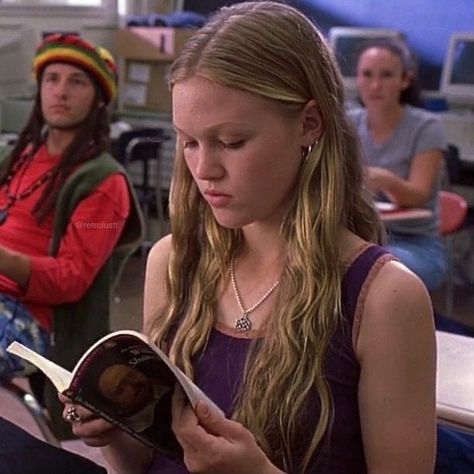 kat stratford icons 10 things i hate about you Kat Stratford Reading, Kat Stratford Outfit, Sr Y Sra Smith, Kat Stratford, 10 Things I Hate About You, Julia Stiles, Woman Reading, Tv Girls, Girl Reading