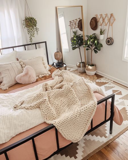 Boho Pink Bedroom, Boho Minimalist Bedroom, Style Bedroom Ideas, White Kitchen Makeover, Scandinavian Style Bedroom, Hygge Bedroom, Closet Makeover Diy, Mid Century Bed, Target Home