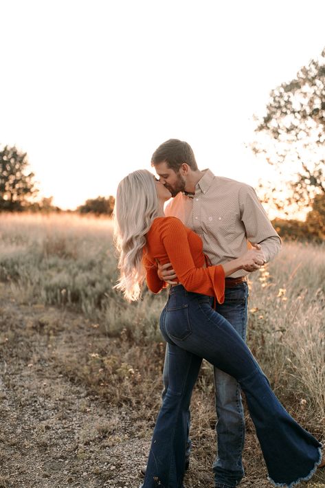 Fall Couple Pictures, Country Couple Pictures, Fall Couple Photos, Fall Photo Shoot Outfits, Cute Country Couples, Fall Engagement Pictures, Engagement Picture Outfits, Cute Engagement Photos, Couple Engagement Pictures