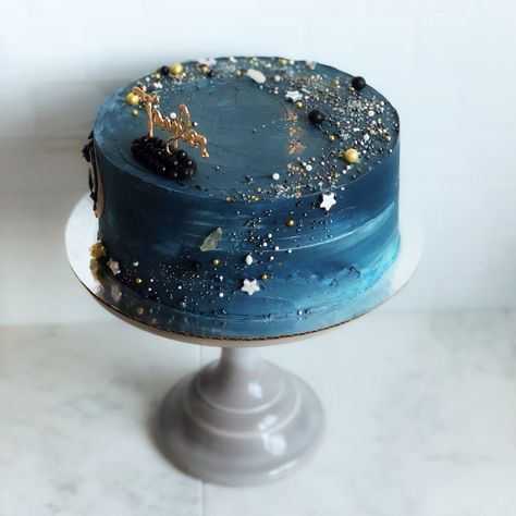 Space galaxy buttercream cake Galaxy Buttercream, Space Cake, Galaxy Cake, Cake Mini, Yoghurt Cake, Cake Buttercream, Blue Cake, Space Galaxy, Cute Birthday Cakes