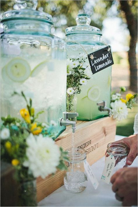 lemonade wedding drink dispenser for outdoor wedding ideas Limonade Bar, Hiasan Perkahwinan, Theme Garden, Country Picnic, Vintage Garden Parties, Picnic Theme, Outdoor Baby Shower, Lavender Lemonade, Outdoor Baby