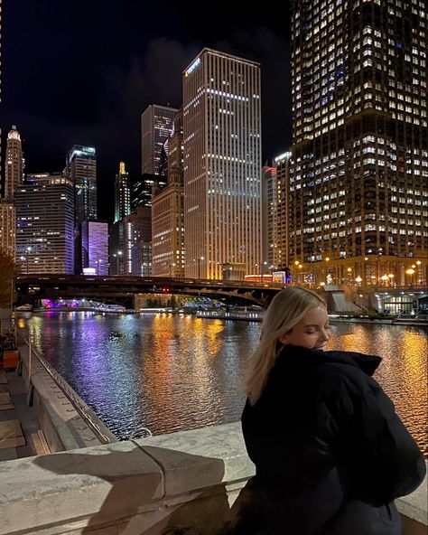 Chicago Nightlife Aesthetic, Chicago Aesthetic Outfits Winter, Chicago Birthday Ideas, Chicago Picture Ideas Winter, Chicago Aesthetic Winter, Chicago Christmas Aesthetic, Chicago Girl Aesthetic, Chicago At Night Aesthetic, Chicago Winter Aesthetic
