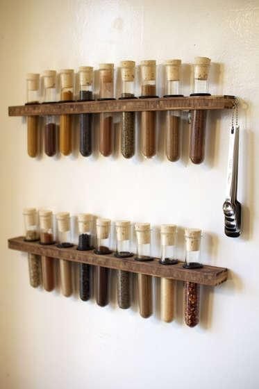 DIY Spice racks... LOVE it!! Looks like potions ingredients you might find in Snape's Secret Stash!!! Diy Interior, Test Tube Spice Rack, Décor Steampunk, Diy Spice Rack, Diy Spices, Quirky Decor, Steampunk Decor, Decoration Originale, Saving Ideas