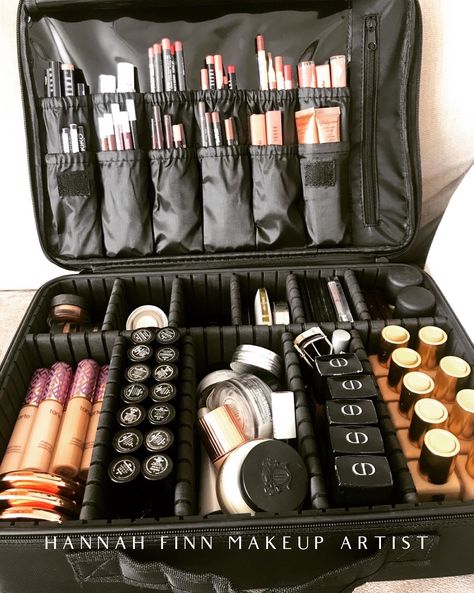 Makeup Kit Organization, Makeup Artist Kit Organization, Makeup Artist Career, Makeup Artist Kit Essentials, Makeup Artist Bag, Makeup Set For Beginners, Travel Makeup Kit, Makeup Kit Essentials, Professional Makeup Kit