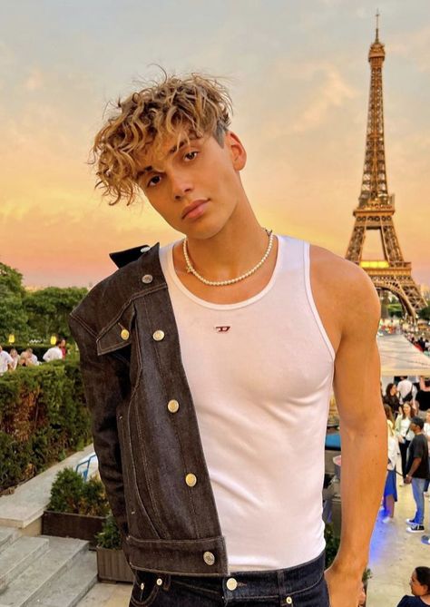 Pic of Bene Schulz from his insta Bene Schulz, Elevator Boys, Long Curly Hair Men, Mens Hairstyles Medium, Trendy Boy Outfits, Beautiful Curls, Curly Hair Men, Beautiful Lips, Light Blonde