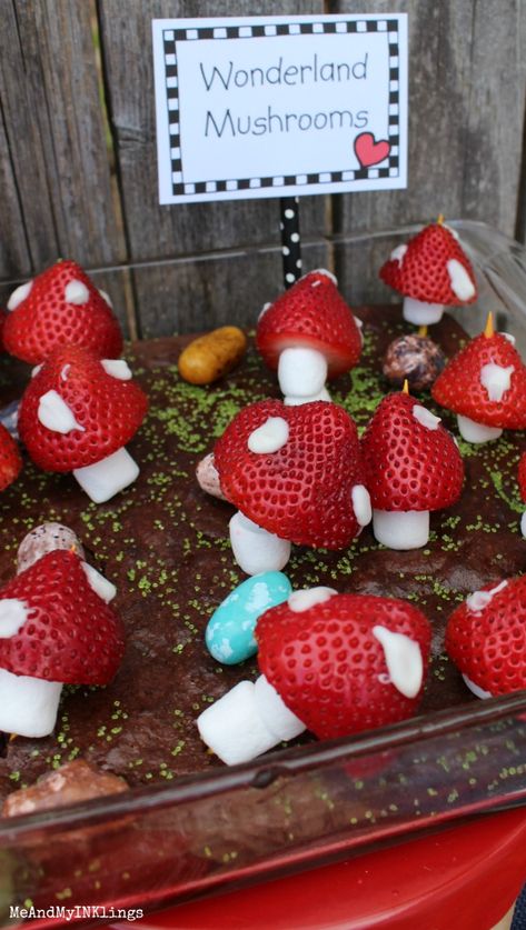 Alice in Wonderland Party Ideas and Games Through the Looking Glass Wonderland Mushrooms, Kreative Snacks, Alice In Wonderland Tea Party Birthday, Onederland Birthday Party, Birthday Party Snacks, Alice Tea Party, Mad Hatter Party, Alice In Wonderland Birthday, Trolls Birthday