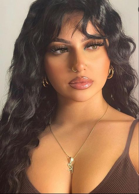 Arabic Hairstyles, Middle Eastern Makeup, Bombshell Makeup, Arabian Makeup, Seductive Makeup, Beautiful Curly Hair, Indian Makeup, Looks Party, Makeup Eye Looks