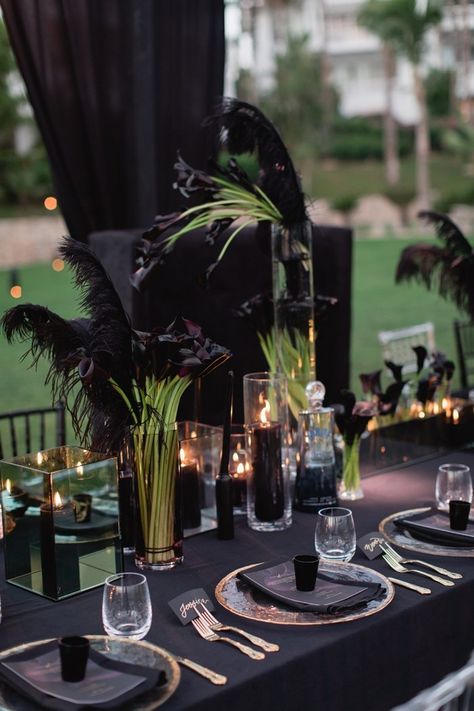 Dark Wedding Theme, Tafel Decor, Halloween Table Decorations, Goth Wedding, Dark Wedding, Dinner Themes, Gala Dinner, Halloween Table, Gothic Wedding