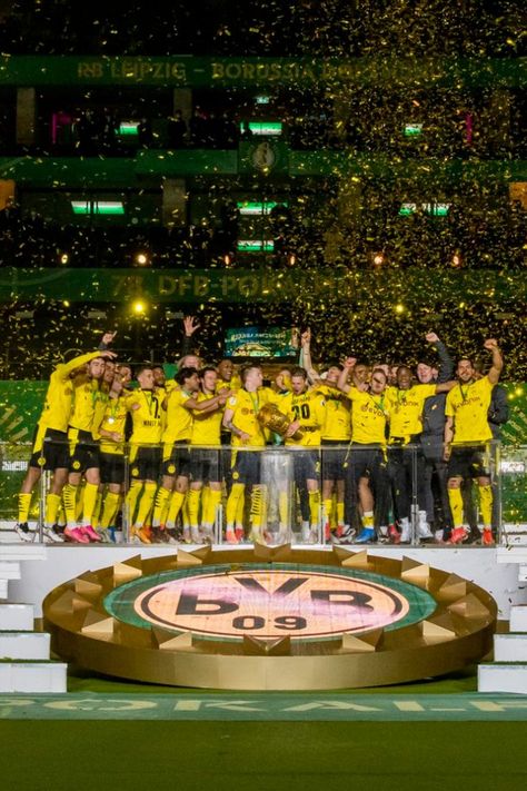 Auf diesem Pin feiern unsere BVB Spieler den Sieg des DFB Pokals. Borussia Dortmund, Football Players, Bvb Wallpaper, You'll Never Walk Alone, Football Wallpaper, Hockey Rink, Baseball Field, Black N Yellow, Cute Wallpapers