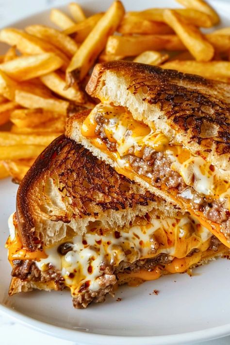 The next time you're stuck on what to make for dinner, try this classic patty melt recipe. It's tasty, easy to make, and sure to please the whole family. Beef Patty Melt Recipe, Grilled Cheese Patty Melt, Snack Food Ideas Easy, How To Make Patty Melts, Frisco Melt Recipe, Sandwich For Dinner Ideas, Burger Sandwich Ideas, Yummy Hamburger Recipes, English Lunch Ideas