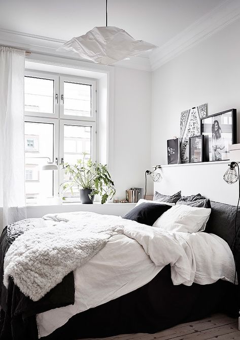 Small home with a great kitchen - via Coco Lapine Design Minimalist Bedroom, Cozy Small Bedrooms, Black And White Bedroom, Apartment Bedroom Design, Cozy Sleep, Small Bedroom Designs, Minimalist Room, Design Del Prodotto, White Bedroom