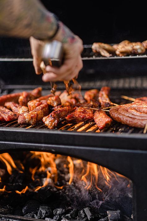 Barbeque Party, Party With Friends, Barbecue Restaurant, Restaurant Photography, Bbq Sides, Campfire Food, Food Photography Inspiration, Campfire Cooking, Post Workout Food