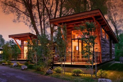 7 Tiny House Resorts with Pictures – GoDownsize.com Tiny House Hotel, Prefab Guest House, Tiny House Rentals, Tiny Mobile House, Tumbleweed Tiny Homes, Tiny House Company, Tiny House Village, Tiny House Exterior, Tiny House Community