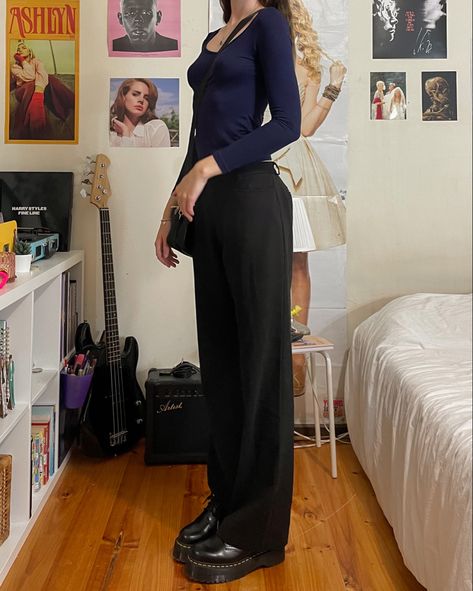 Navy blue long sleeve top, black baggy pants, dr martens quad 1461, outfit, black cross body bag Quad 1461 Outfit, 1461 Outfit, Dr Martens Quad, Black Baggy Pants, Platform Outfit, Baggy Pants Outfit, Navy Blue Outfit, Sixth Form Outfits, Dr Martens Outfit