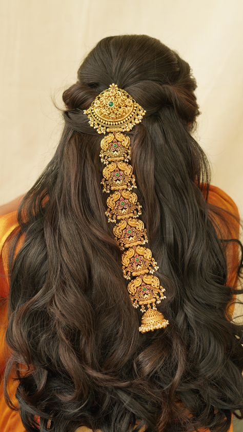 Gold Jewellery For Bride Indian, Head Jewellery Indian, Hair Accessories For Women Traditional, Saree Accessories Jewellery, Gold Hair Accessories Indian, Royal Jewelry Indian, Indian Royal Jewellery, Traditional South Indian Jewellery, Desi Hairstyles