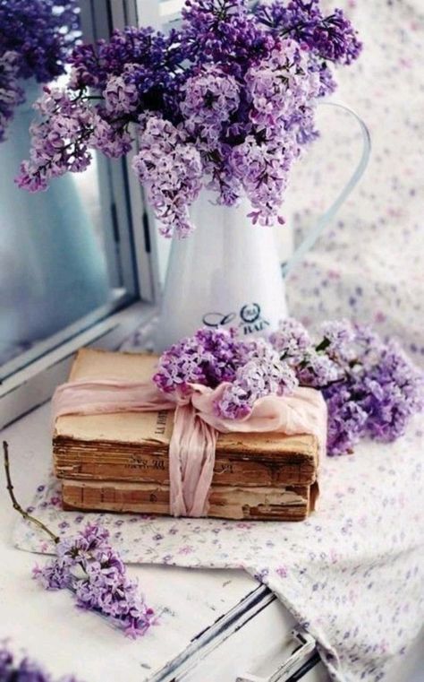 Diy Interior, Pretty Vase, Color Violeta, French Chateau, Purim, Natural Sweeteners, Inspirational Pictures, Creepers, Vintage Stil