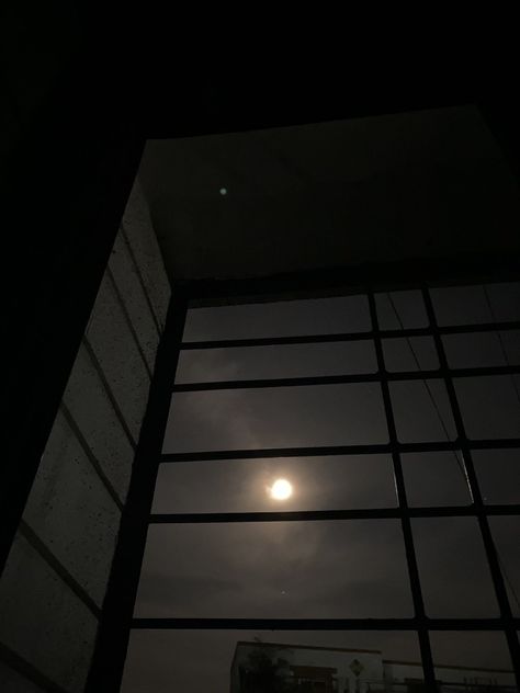 Moon Sky Pictures, Moon Fake Snap, Night Moon Pic, Moon At Night Aesthetic, Night Moon Snapchat Story, Aesthetic Moon Pic, Moon Pics Night, Shadow Snap, Night View Aesthetic