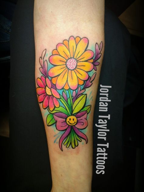 By Jordan Taylor Tattoos Groovy hippy flowrr bouquet tattoo 60s Tattoo Ideas, Retro Flower Tattoo, Hippie Flower Tattoos, Groovy Tattoo, Taylor Tattoos, Hippie Tattoo, Jordan Taylor, Bouquet Tattoo, Bling Wallpaper