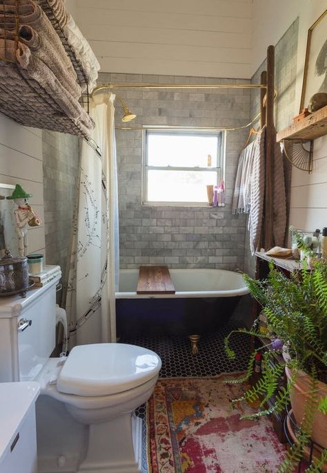 9 Real Bathrooms That Expertly Tackle a Lack of Storage | Apartment Therapy Bohol, Bohemian Style Bathroom, Bohemian Farmhouse Decor, Interior Boho, Bohemian Bathroom, Bungalow Homes, Bad Inspiration, Boho Bathroom, Vintage Bathroom