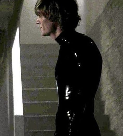 Evan Peters Rubber Suit, Even Peters Hot Pics, Rubber Man Ahs, Evan Peters Hot Wallpaper, Evan Peters Shirtless Pictures, Tate Langdon Aesthetic, Evan Peters Hot, Evan Peters Aesthetic, Evan Peters Shirtless