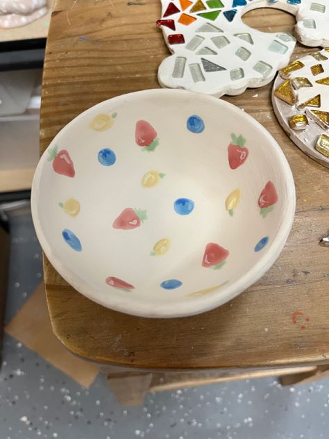 Paint Pottery Bowls, Pottery Painting Raspberries, Bowl Inspo Painting, Small Pottery Bowl Painting Ideas, Fruit Bowl Pottery Ideas, Love Pottery Painting Ideas, Aesthetic Bowl Painting, Painted Bowl Pottery, Cute Bowl Designs Painted