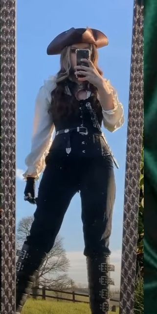 Pirate Outfit Girl, Carribean Outfits, Assassins Creed Outfit, Pirate Core, Ren Faire Outfits, Pirate Cosplay, Pirate Movies, Girl Pirates, King Outfit