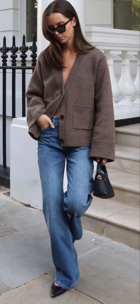 Street style 2023 Fall Brown Cardigan Street Style, Autumn 2023 Fashion Trends Casual, Hm Fall Outfits 2023, Cardigan Fall 2023, Fall Style Inspo 2023, Autumn Outfits 30s, Cardigan Trend 2023, Cardigan Autumn Outfit, Fall 2023 Cardigan