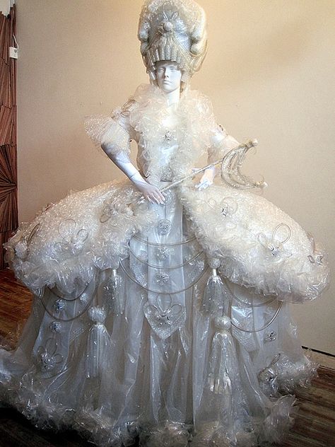 Just kidding. :) Haute Couture, Upcycling, Plastic Dress Recycled, Frozen Fashion, Sculpture Fashion, Nature Outfits, Trash Fashion, Trash Into Treasure, Plastic Free Life