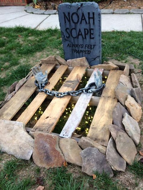 Pallet Tombstones, Halloween Outside Decorations, Facts About Halloween, Halloween Palette, Deco Haloween, Soirée Halloween, Scary Halloween Decorations Outdoor, Scary Halloween Decorations Diy, Scary Haunted House